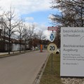 Stele an der Zufahrtsstraße zum Bezirkskrankenhaus Augsburg