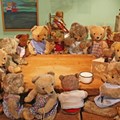 Blick in die Ausstellung "Brummig und treu - Teddybärensammlung Ruthild Straub"