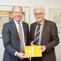 Weltlich und geistlich für die Menschen in Schwaben im Einsatz: Bezirkstagspräsident Martin Sailer (links) begrüßte Regionalbischof Axel Piper in der Bezirksverwaltung.