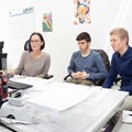 Zwei Jungs lernten die Arbeit in der Rechenstelle des Bezirks Schwaben kennen.
