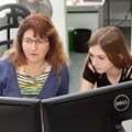 Anne Lingener (rechts) ließ sich beim „Girls‘ and Boys‘ Day“ Einblicke in die abwechslungsreiche Arbeit des Rechenzentrums beim Bezirk Schwaben geben.