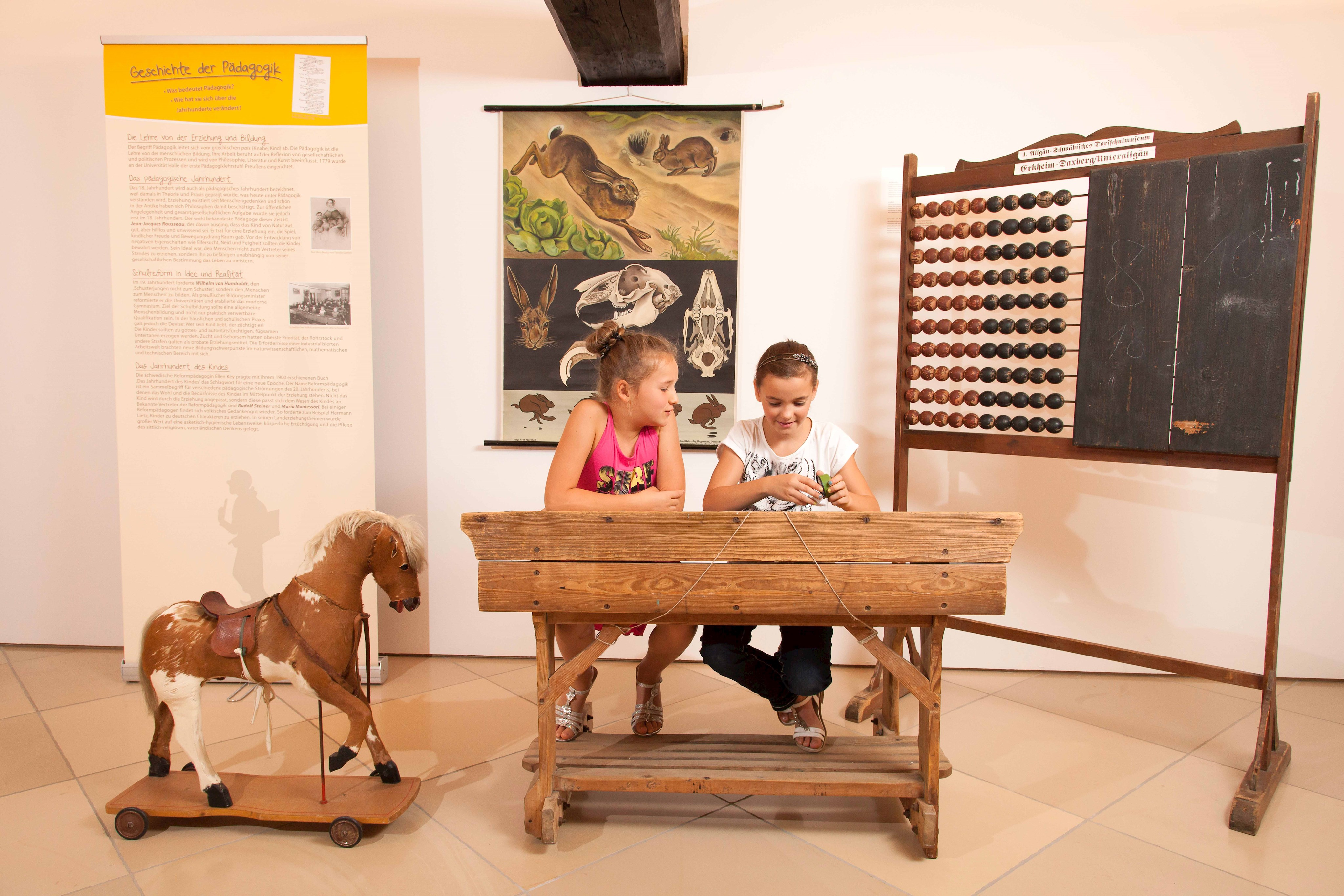 Die mit viel Liebe zum Detail eingerichtete Schulgeschichten-Ausstellung schickt ehemalige und heutige Schulkinder auf eine unterhaltsame Zeitreise.