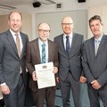 Bezirkstagspräsident Martin Sailer überreichte Winfried Eberhardinger die Ehrenurkunde des Freistaates für 40-jährige Dienstzeit.