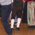 Beim Volkstanzkurs werden zu Live-Musik Grundschritte und Grundtanzformen vermittelt.