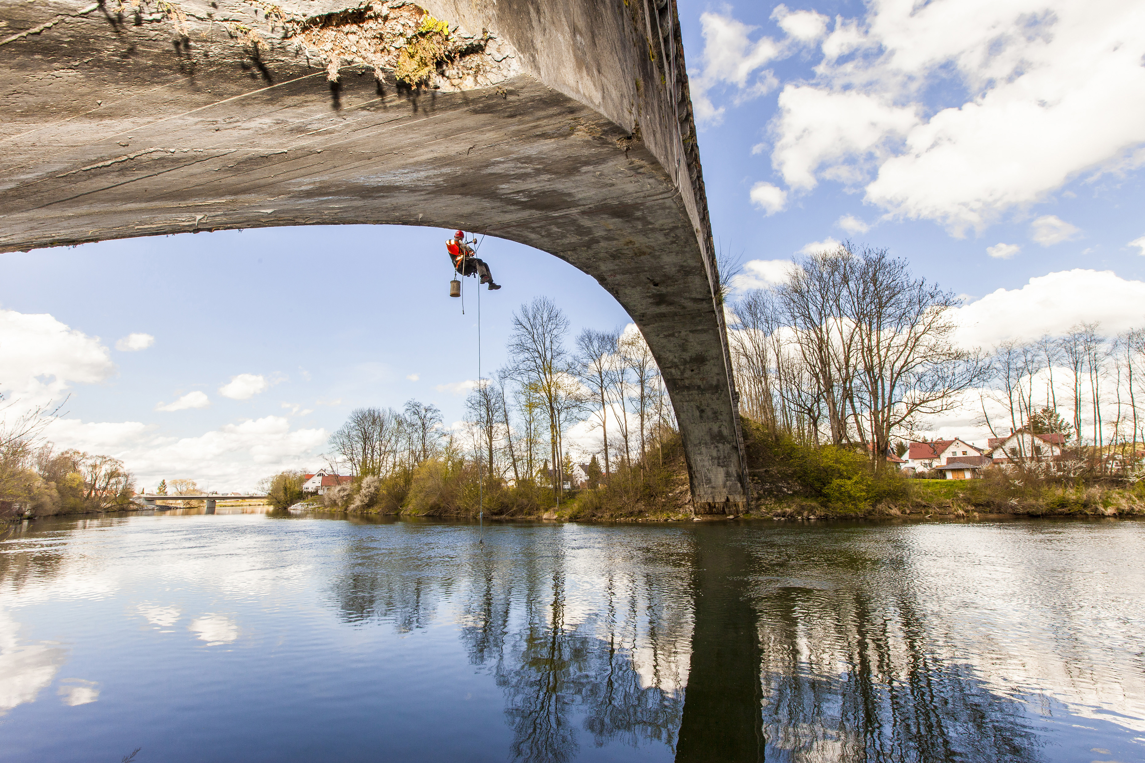 Kletterer untersuchten den Zustand und übernahmen die Baudokumentation. Die Brücke wurde durch den Landkreis Unterallgäu komplett saniert.