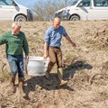 Fischereifachberater Dr. Oliver Born (rechts) packte mit an, die Fische zu ihrer neuen, eigentlichen Heimat zu tragen.