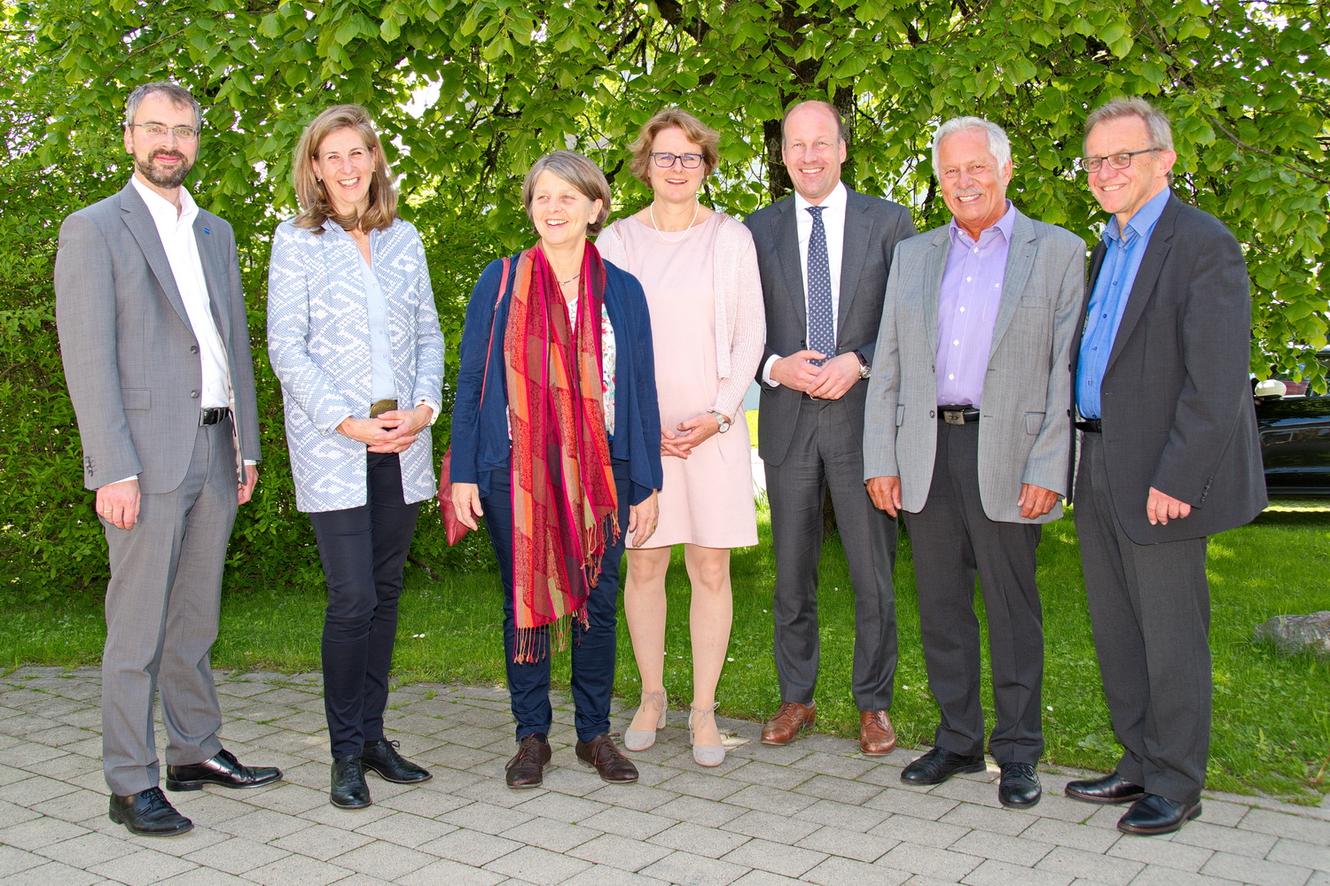 (v.l.):  Lindenbergs Bürgermeister Eric Ballerstedt, Diakonie-Chefin Indra Baier-Müller, Vize-Bezirkstagspräsidentin Barbara Holzmann, Gabriele Mayr (Leiterin des SPZ Westallgäu), Bezirkstagspräsident Martin Sailer, stellvertretender Landrat Johann Zeh, MdL Thomas Gehring.