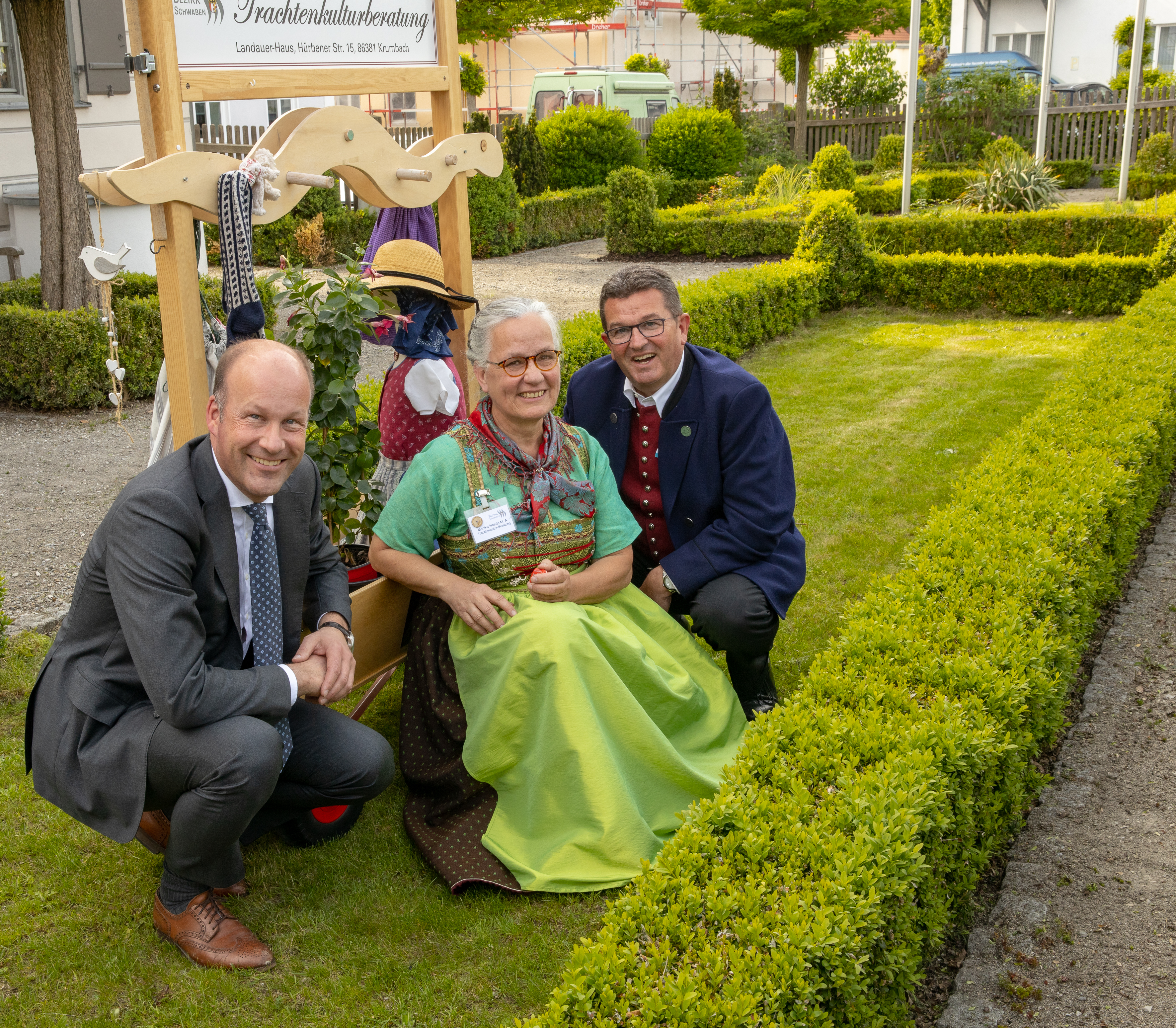 Bezirkstagspräsident Martin Sailer, Schwabens Trachtenberaterin Monika Hoede und Franz-Josef Pschierer, Präsident des Allgäu-Schwäb.- Musikbundes (ASM) stellten sich vor dem herrlich restaurierten Landauer-Haus in Krumbach, dem Sitz der Trachtenkultur-Beratung in Schwaben, dem Fotografen. (v. l.)