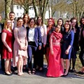 Die Examensklasse F16 mit ihrer Klassenlehrerin Beatrice Stöckle (links).