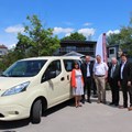 Seit 15 Jahren ist das Dominikus-Ringeisen-Werk in der Stadt Augsburg aktiv. Seit kurzem unterstützt dabei ein behindertengerechtes Elektro-Auto.
