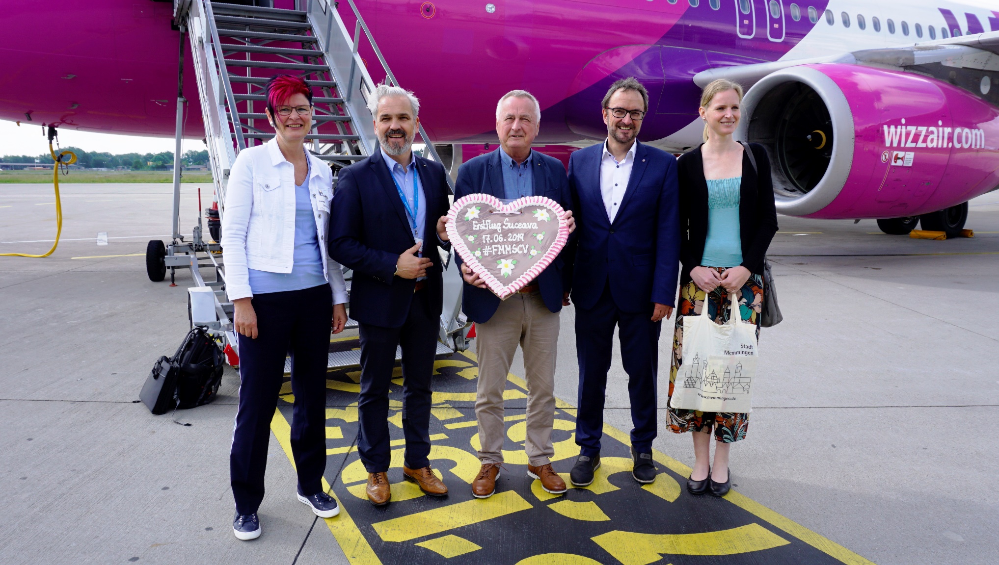 Mit an Bord sind Schwabens Botschafter Altbezirkstagspräsident Jürgen Reichert (Mitte), Dr. Katharina Haberkorn (v.r.), Partnerschaftsbeauftragte für die Bukowina im Europabüro des Bezirks, und Dr. Philipp Prestel, Europabeauftragter des schwäbischen Bezirkstags. Bezirksrätin Petra Beer aus Memmingen und Ralf Schmid, Geschäftsführer Flughafen Memmingen, verabschiedeten sie.