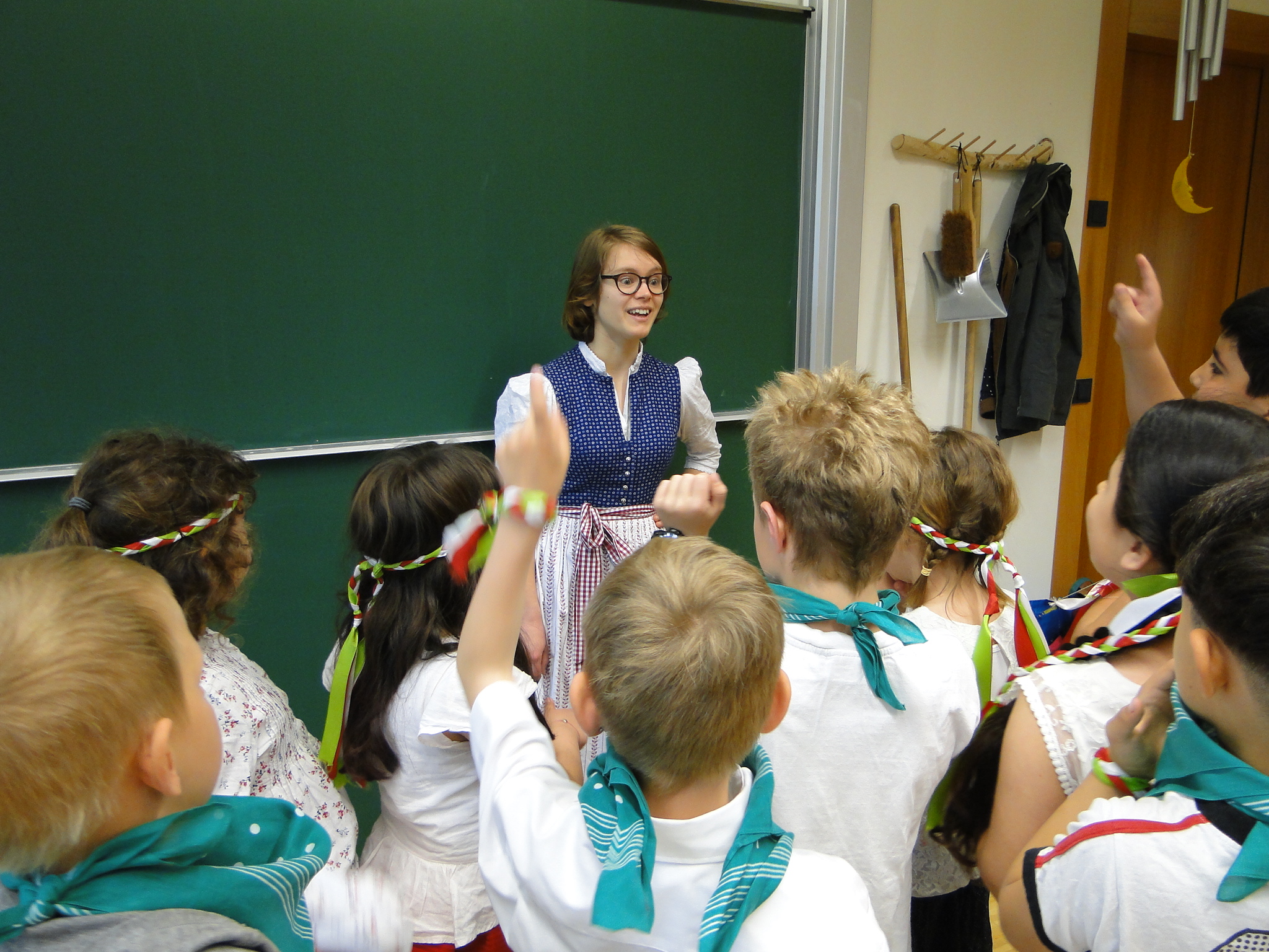 Im Rahmen ihres Freiwilligen Sozialen Jahres (FSJ) im Bereich Kultur leitet Antonia Hensel eine Probestunde mit den Kindern der Volkstanz-AG der Helen Keller-Schule Dinkelscherben.