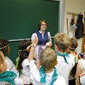 FSJ-lerin Antonia Hensel probt mit kleinen Volkstänzern