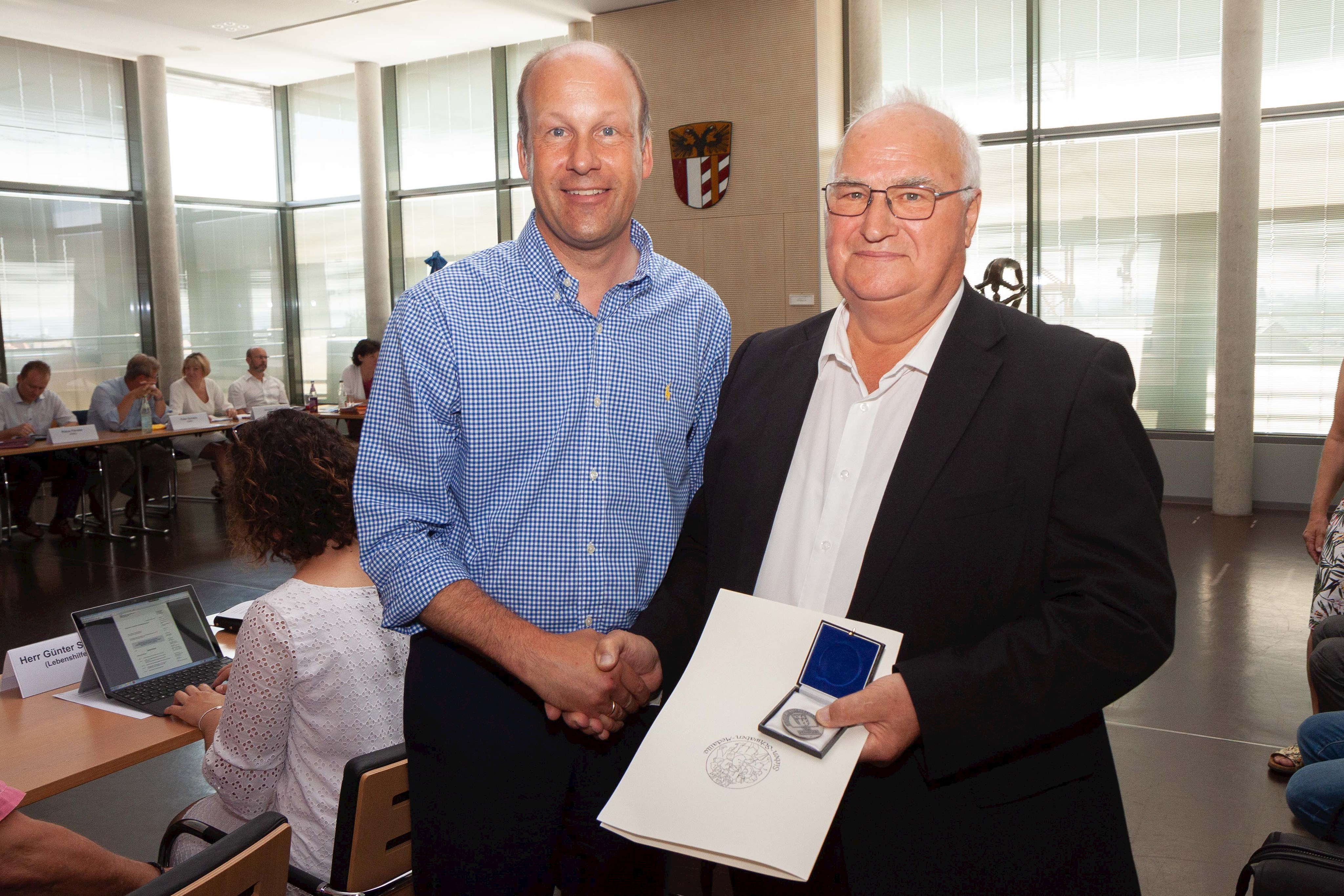 Bezirkstagspräsident Martin Sailer (l.) bei einer besonderen Ehrung für Werner Alig.