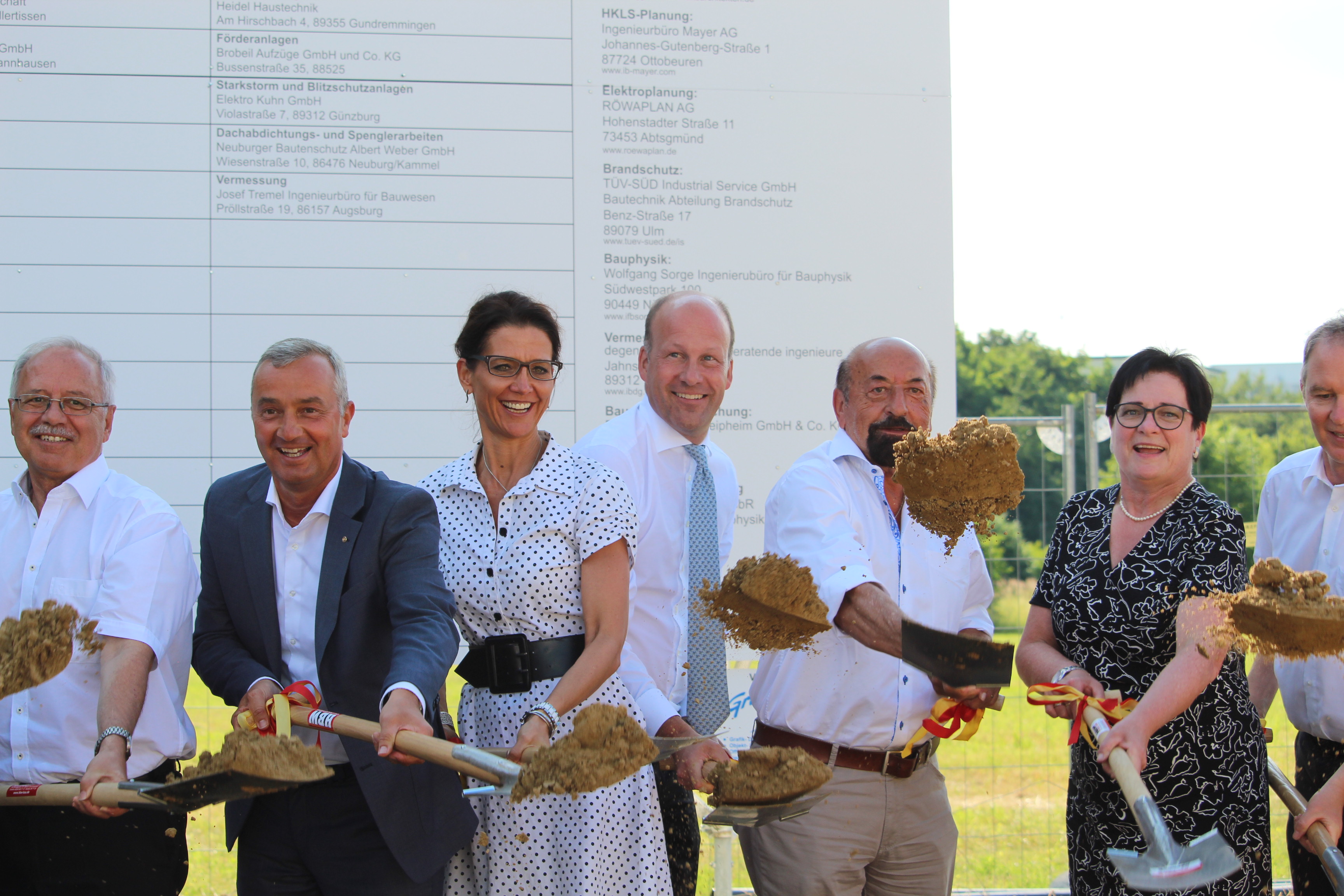 Strahlende Gesichter beim Spatenstich: im Bild von links Landrat Hubert Hafner, Oberbürgermeister Gerhard Jauernig, Bezirksrätin Stephanie Denzler, Bezirkstagspräsident Martin Sailer, sowie Cornelia Reisensbüchler und Bezirksrat Volkmar Thumser.