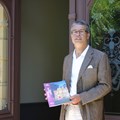 Stefan Weippert mit dem neuen Spielzeitprogramm des Parktheaters 2019