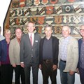 Die Projekt-Beteiligten versammelten sich vor der historischen Stiftertafel von Kloster Irsee.