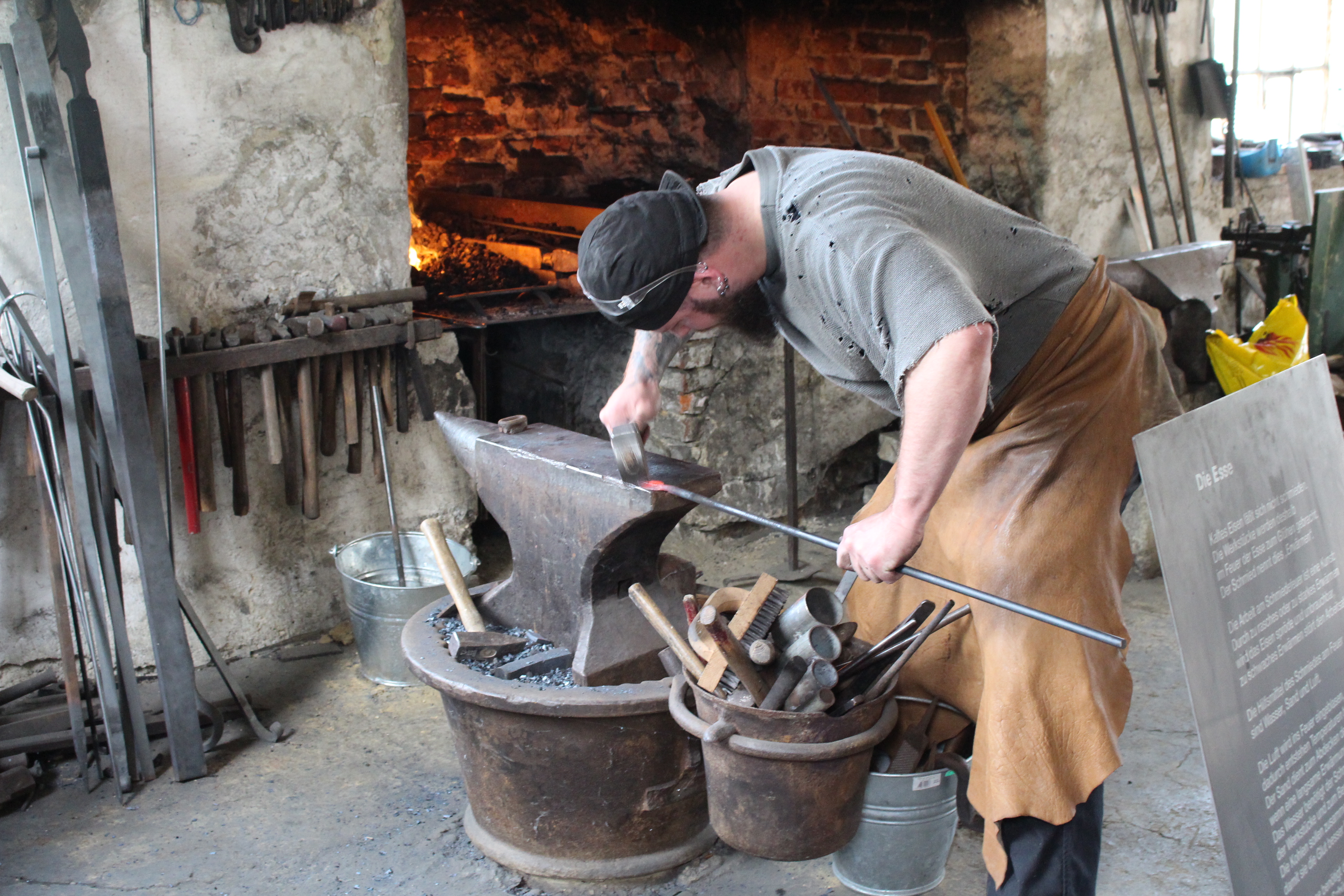 Schmiedevorführung im Erlebnis-Museum Hammerschmiede Naichen