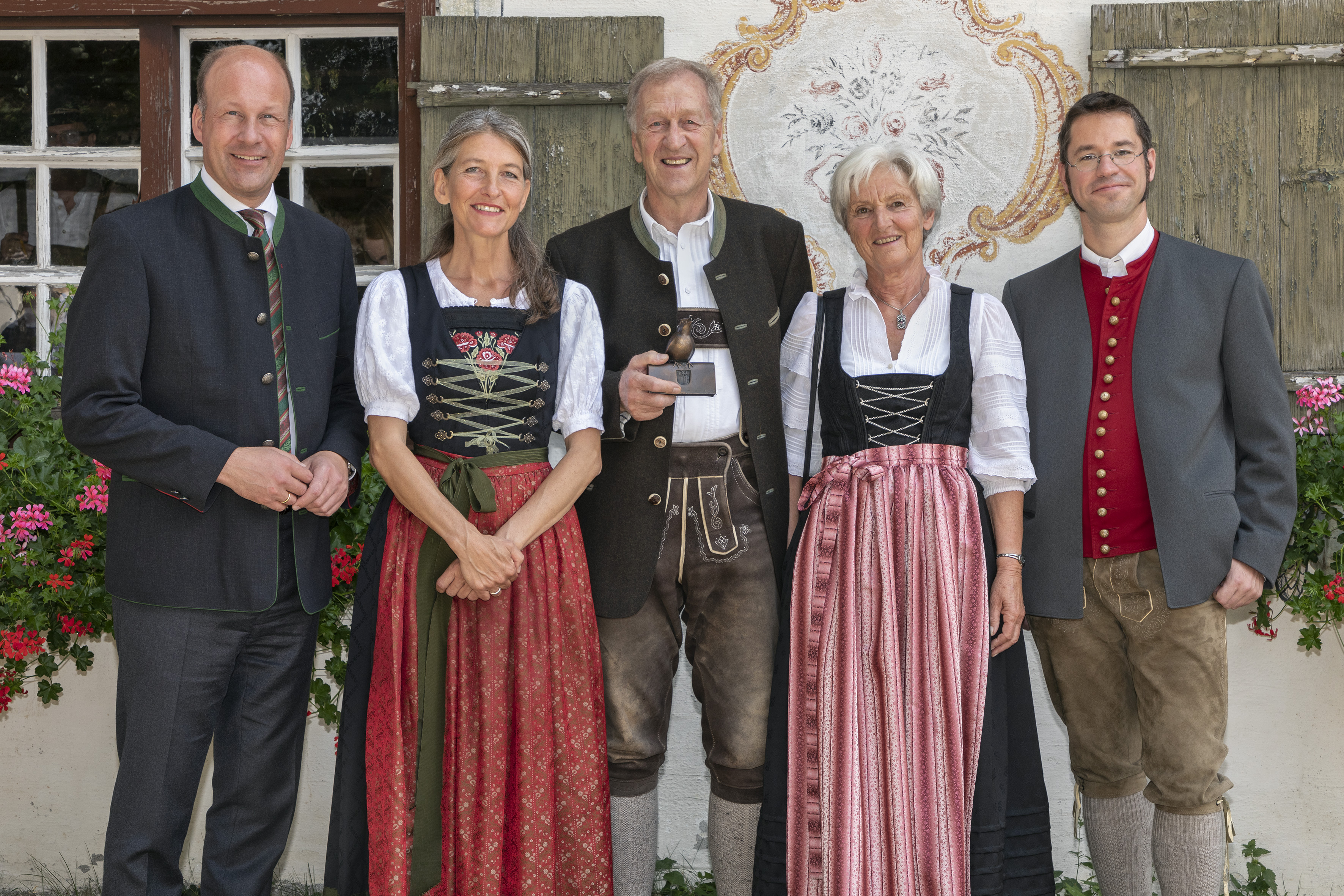 v. l.: Bezirkstagspräsident Martin Sailer, Evi Heigl (wiss. Mitarbeit Volksmusikberatung), Hartmut und Helga Brandt, Christoph Lambertz (Volksmusikberater des Bezirks Schwaben)