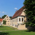 Ehemaliges Wirtschaftsgebäude des Klosters Oberschönenfeld, heute Museum.