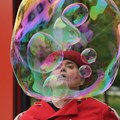 Der Seifenblasenkünstler Otto Dacapo bringt mit seinen schillernden Seifenblasen Groß und Klein zum Staunen.