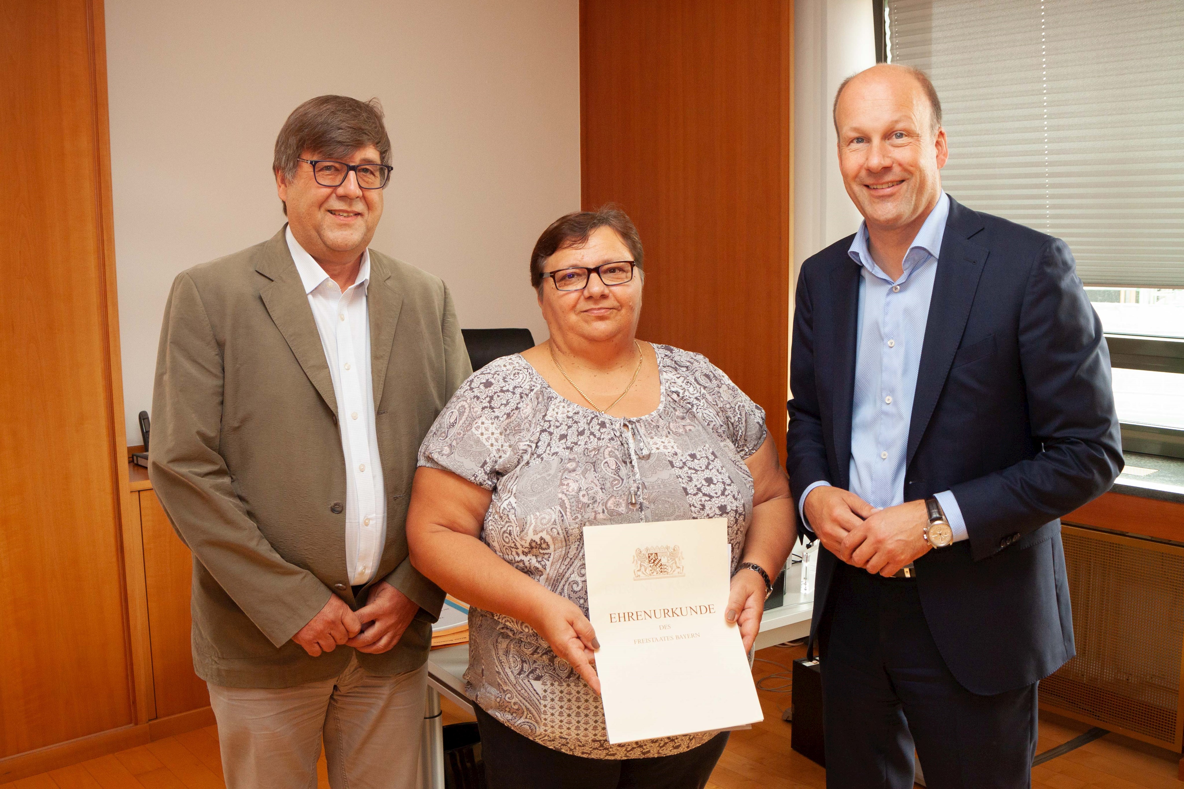 25 Jahre still im Hintergrund: Slavica Fujs beim Bezirk Schwaben geehrt