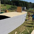 Mit viel Kreativität bauten die Patienten der Forensischen Klinik Kaufbeuren auf dem Gelände zwischen Klein- und Großkemnat ein U-Boot aus Holz mit Kommandozentrale und Stockbetten auf.