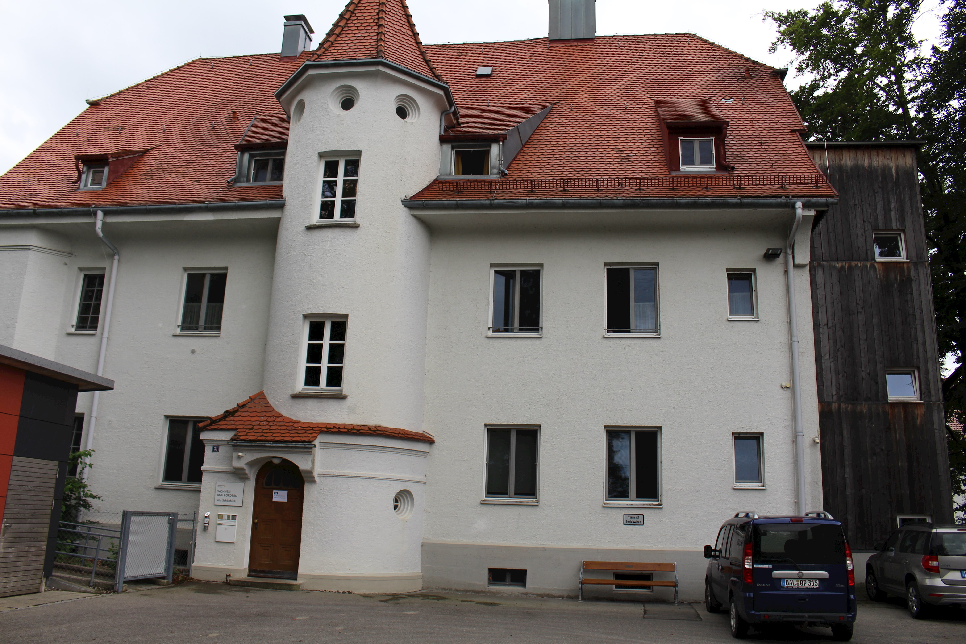 Die ehemalige Direktorenvilla des BKH ist heute das Heilpädagogische Heim „Villa Schönblick“ für Menschen mit seelischer Behinderung. Leider haben wir keinen Alternativtext zu diesem Bild, aber wir arbeiten daran.