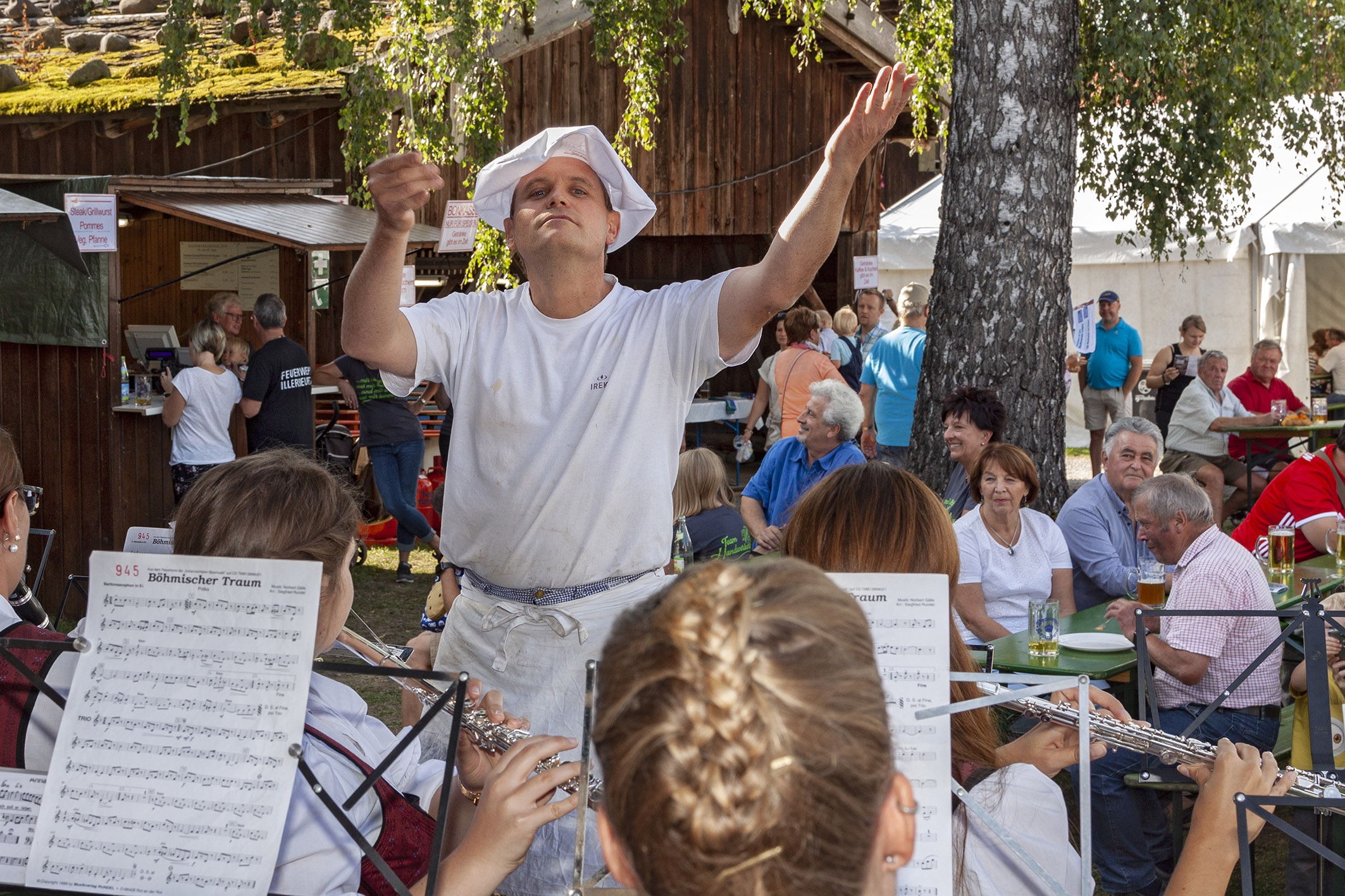 Auch beim diesjährigen Jubiläum der Schwäbischen Handvertreten: Bäckermeister Hans-Jürgen Heim dirigiert die Musikkapelle Illerbeuren-Kronburg.