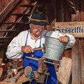 Einer der letzten seiner Zunft: Kesselflicker Fritz Scholl ist schon seit vielen Jahren bei den Handwerkertagen mit von der Partie.