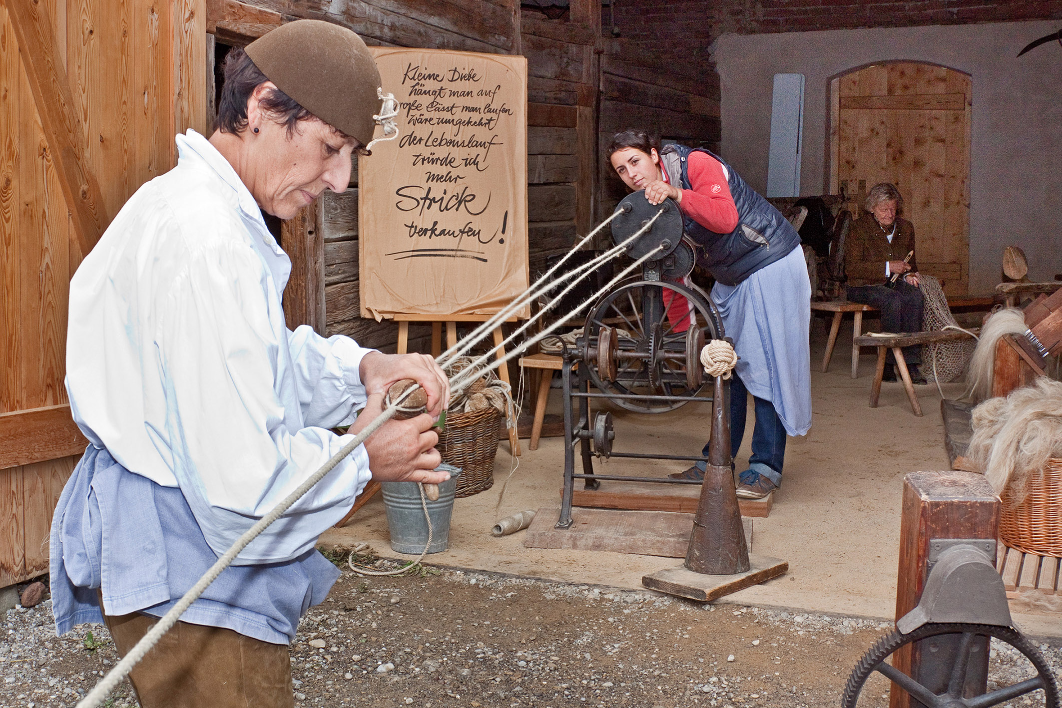 Drei Generationen im Einsatz: Familie Pfeifer zeigt die Herstellung von Seilen und Netzen zu den Handwerkertagen im Schwäbischen Bauernhofmuseum Illerbeuren.