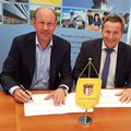 Freuen sich über noch mehr Kooperationsmöglichkeiten: Bezirkstagspräsident Martin Sailer (links) und Landrat Leo Schrell.