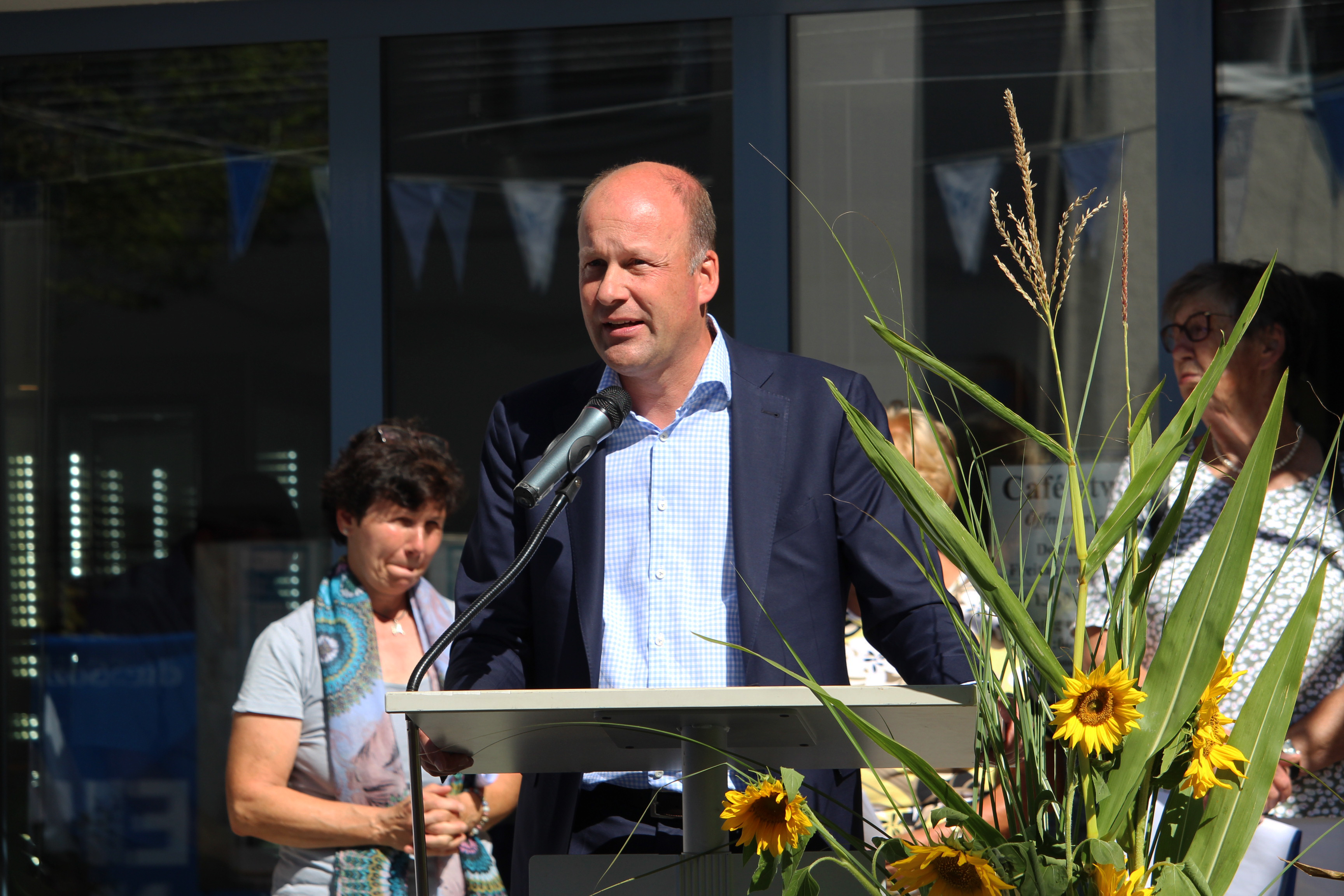 Bezirkstagspräsident Martin Sailer freut sich gemeinsam mit den Bewohnern über die Einnweihung.