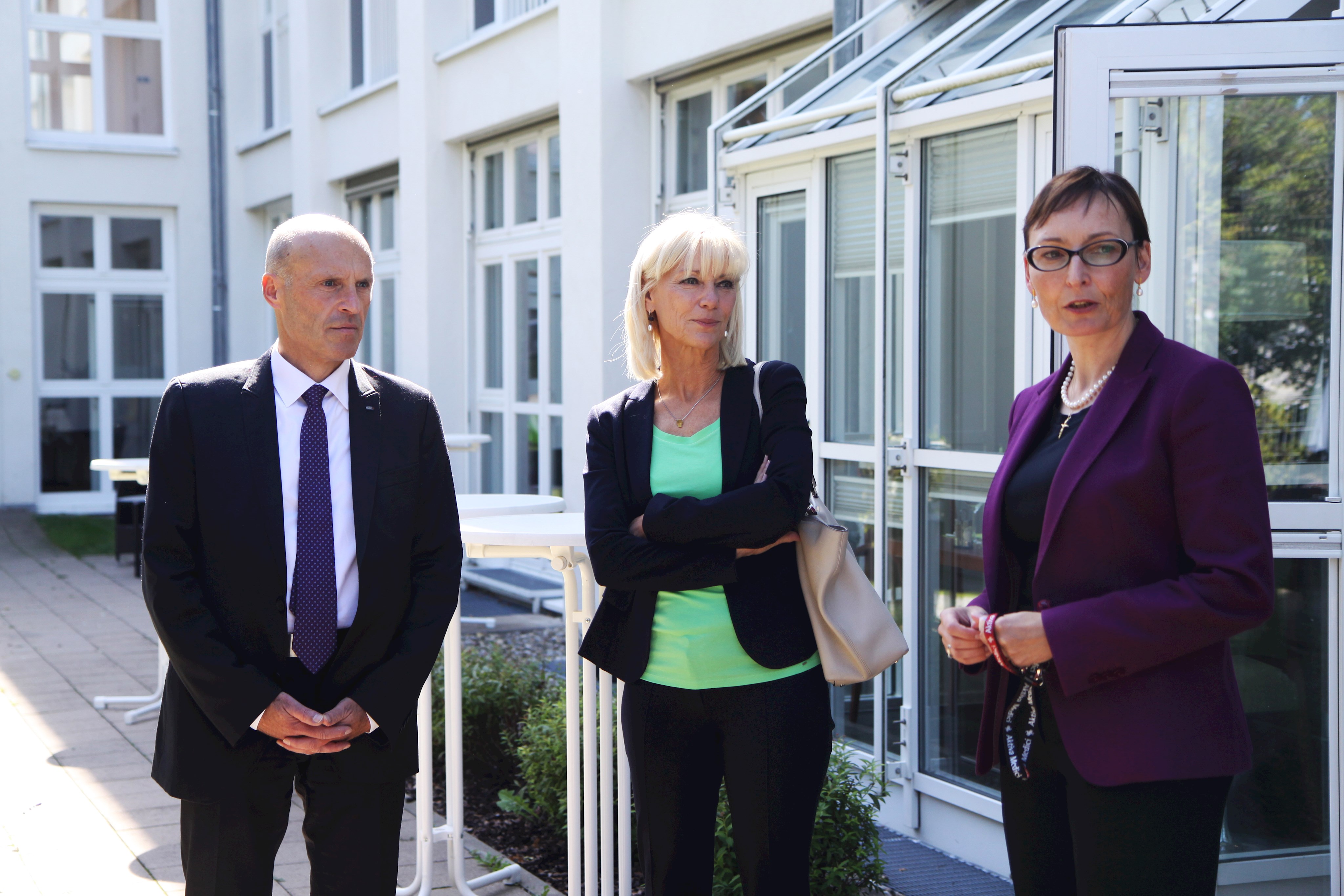 Besuch von Staatssekretärin Carolina Trautner (Mitte) im Hotel „St. Raphael im Allgäu“