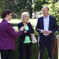 Martin Sailer und Carolina Trautner (v.r.) lassen sich von Anja Beil, Geschäftsführerin der InHoGa gGmbH das Gelände zeigen.