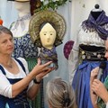 Monika Hoede und Barbara Holzmann stellen Trachten und Accessoires auf dem Trachtenmarkt 2019 vor.
