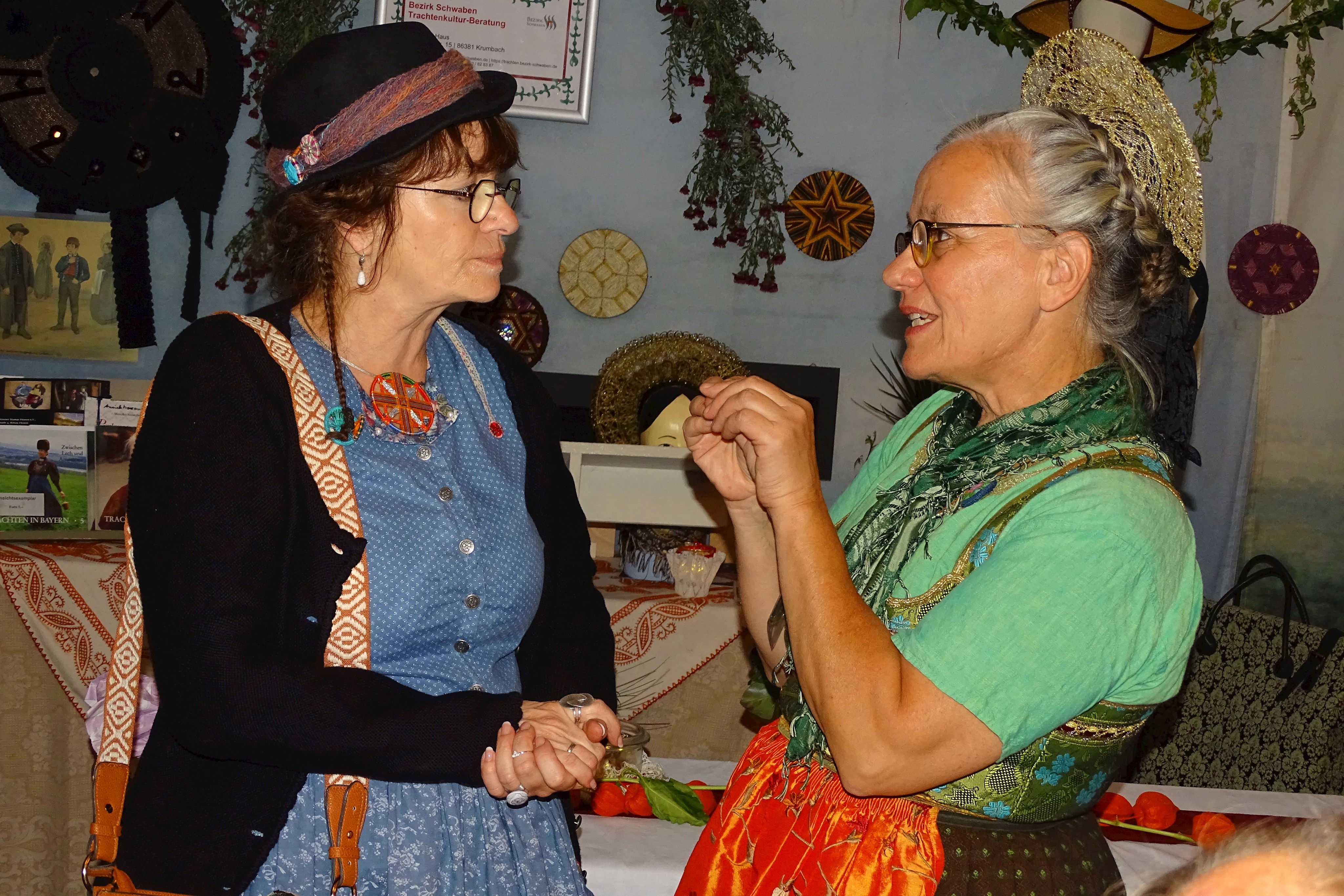 Monika Hoede und Ursula Sauer auf dem Trachtenmarkt 2019