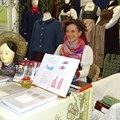 Die Mitarbeiterin Sandra-Janine Müller am Info-Point der Trachtenkultur-Beratung.