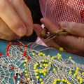 Eine Klöpplerin am Stand des Handarbeitskreises, der sich einmal im Monat im Landauer-Haus bei der Trachtenkultur-Beratung trifft.