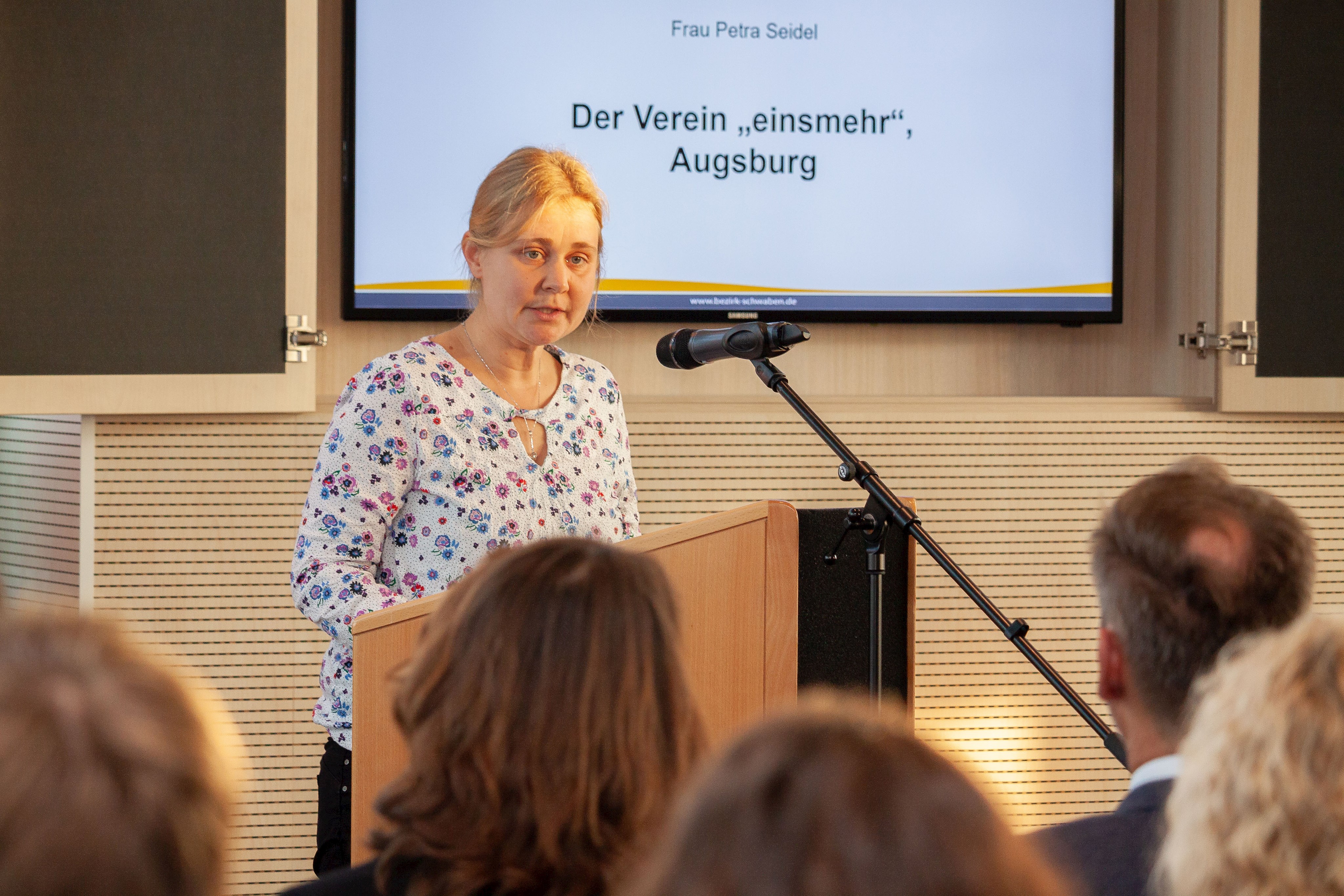 Kerstin Asmussen bei ihrer Laudatio für den zweiten Preisträger, den Verein einsmehr