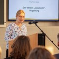 Kerstin Asmussen bei ihrer Laudatio für den zweiten Preisträger, den Verein "einsmehr"