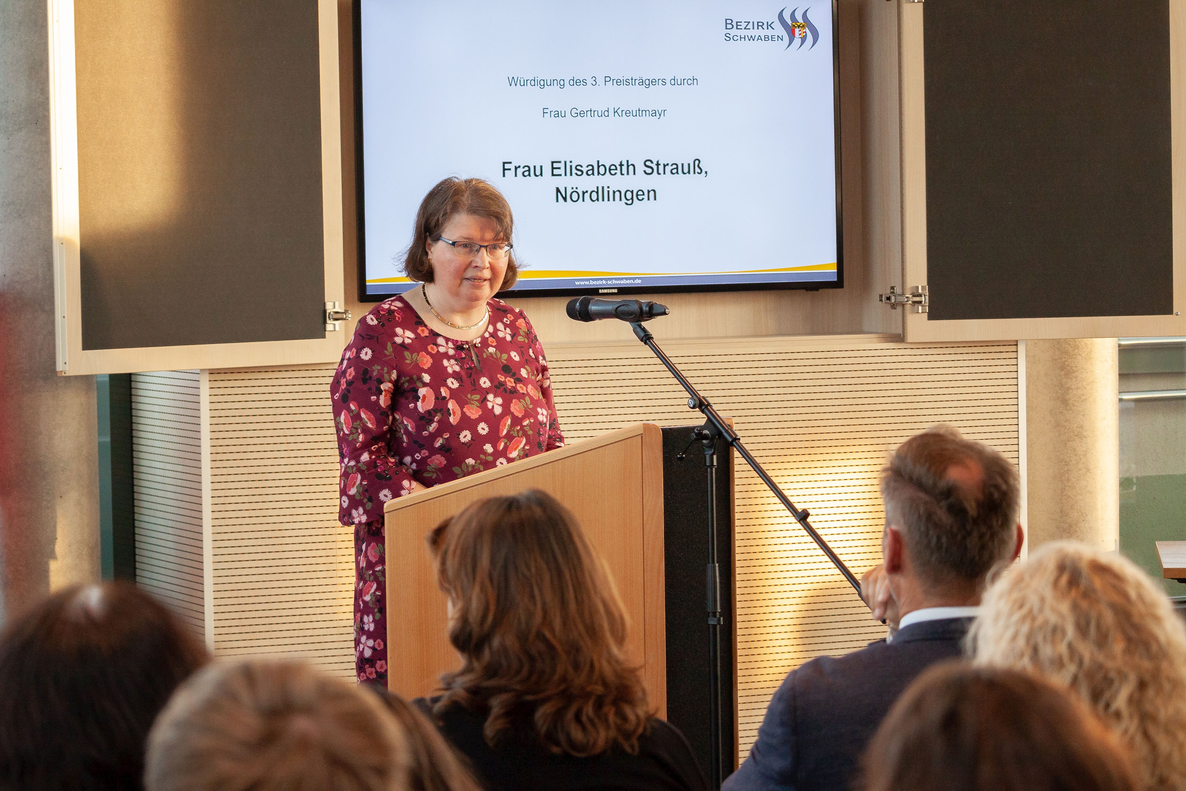 Gertrud Kreutmayr, Leiterin der Sozialverwaltung des Bezirks, bei ihrer Laudatio für Elisabeth Strauß