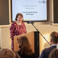 Gertrud Kreutmayr, Leiterin der Sozialverwaltung des Bezirks, bei ihrer Laudatio für Elisabeth Strauß