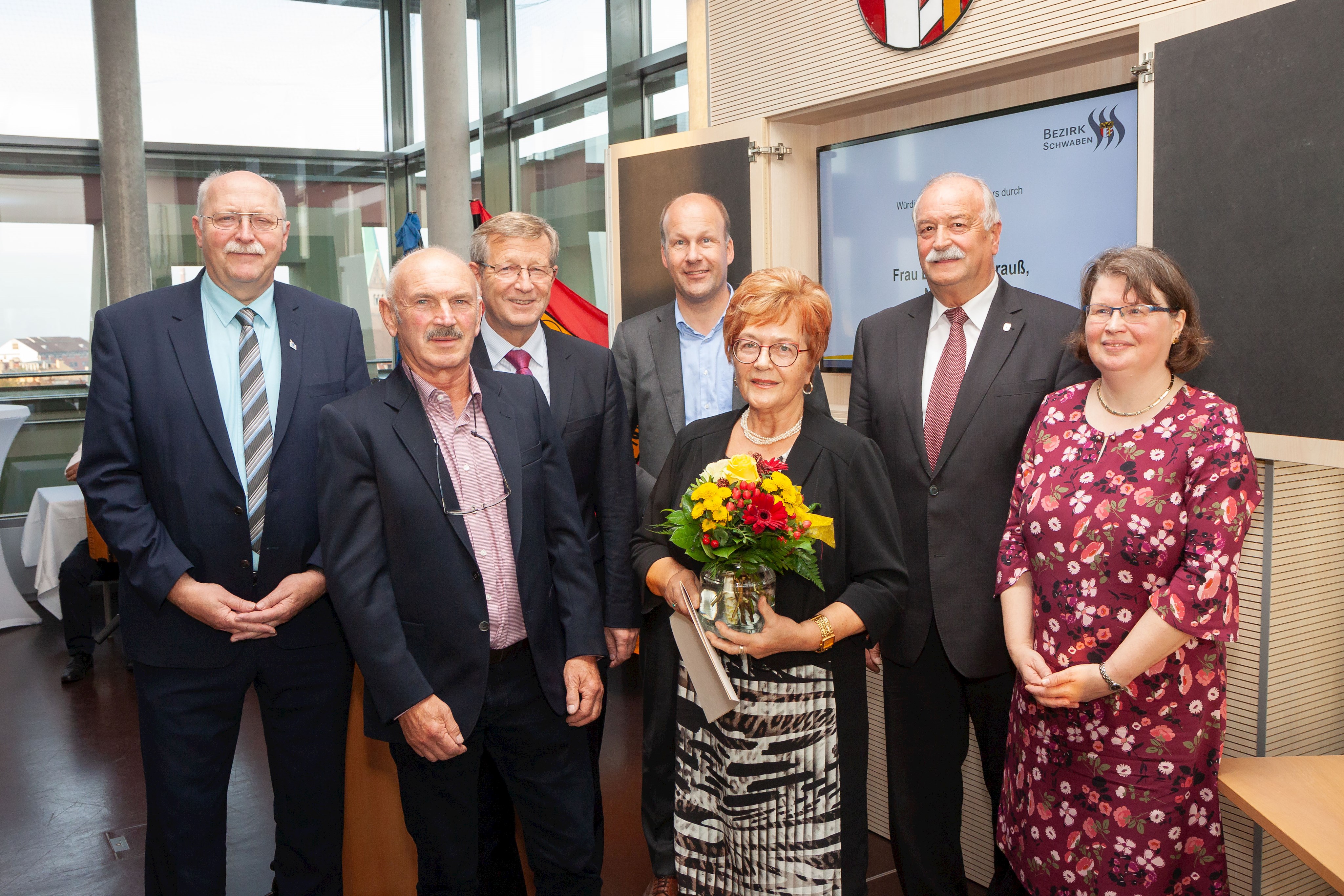 Im Bild von links zu sehen sind der stellvertretende Landrat des Landkreises Donau-Ries, Reinhold Bittner, Albert Strauß, der seine Frau stets unterstützt in ihrem Engagement, Bezirksrat Peter Schiele, Bezirkstagspräsident Martin Sailer, Eilsabeth Strauß, Nördlingens Oberbürgermeister Hermann Faul und Laudatorin Gertrud Kreutmayr, Leiterin der Sozialverwaltung des Bezirks Schwaben.