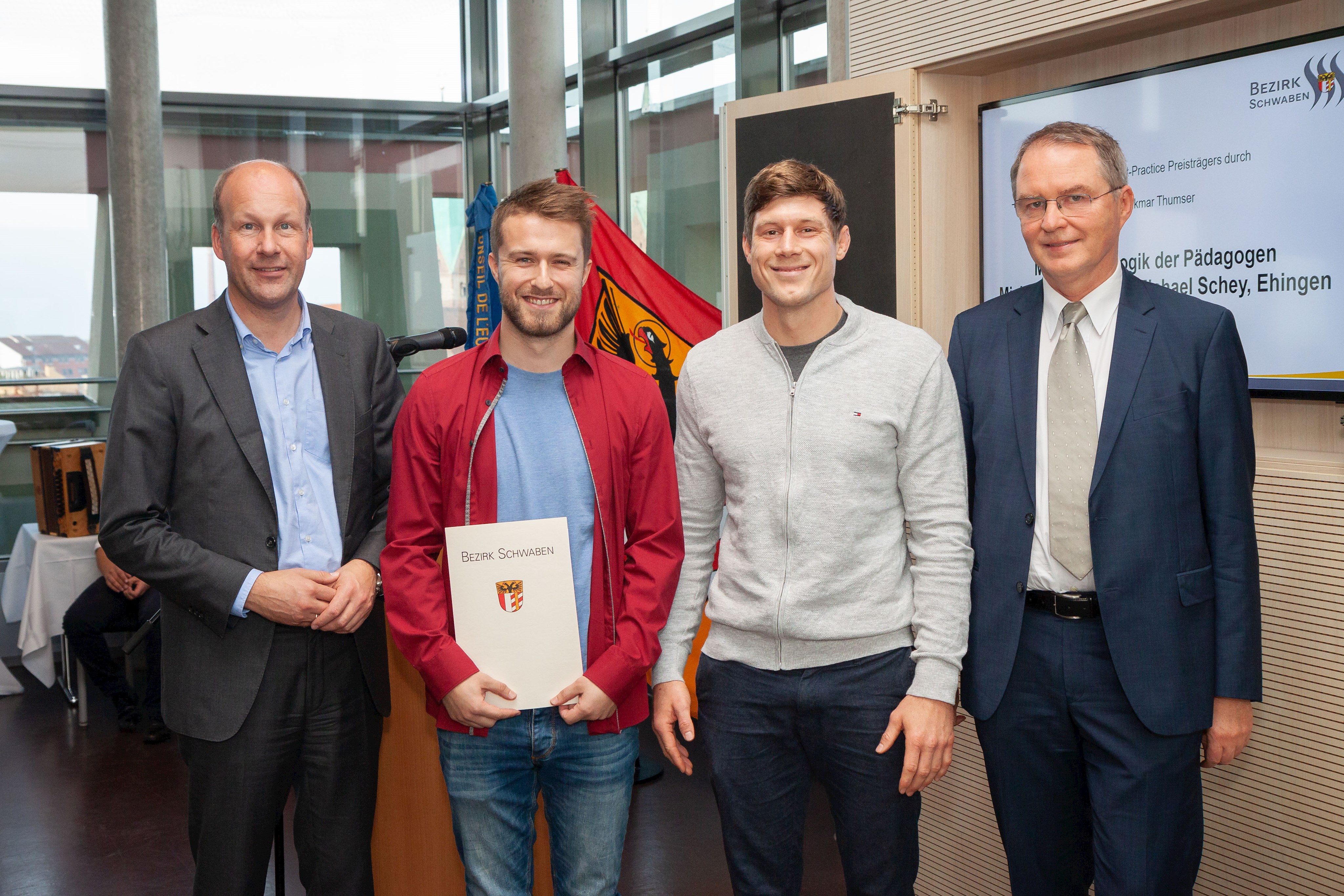 Mit im Bild: Bezirkstagspräsident Martin Sailer und Bezirksrat Volkmar Thumser