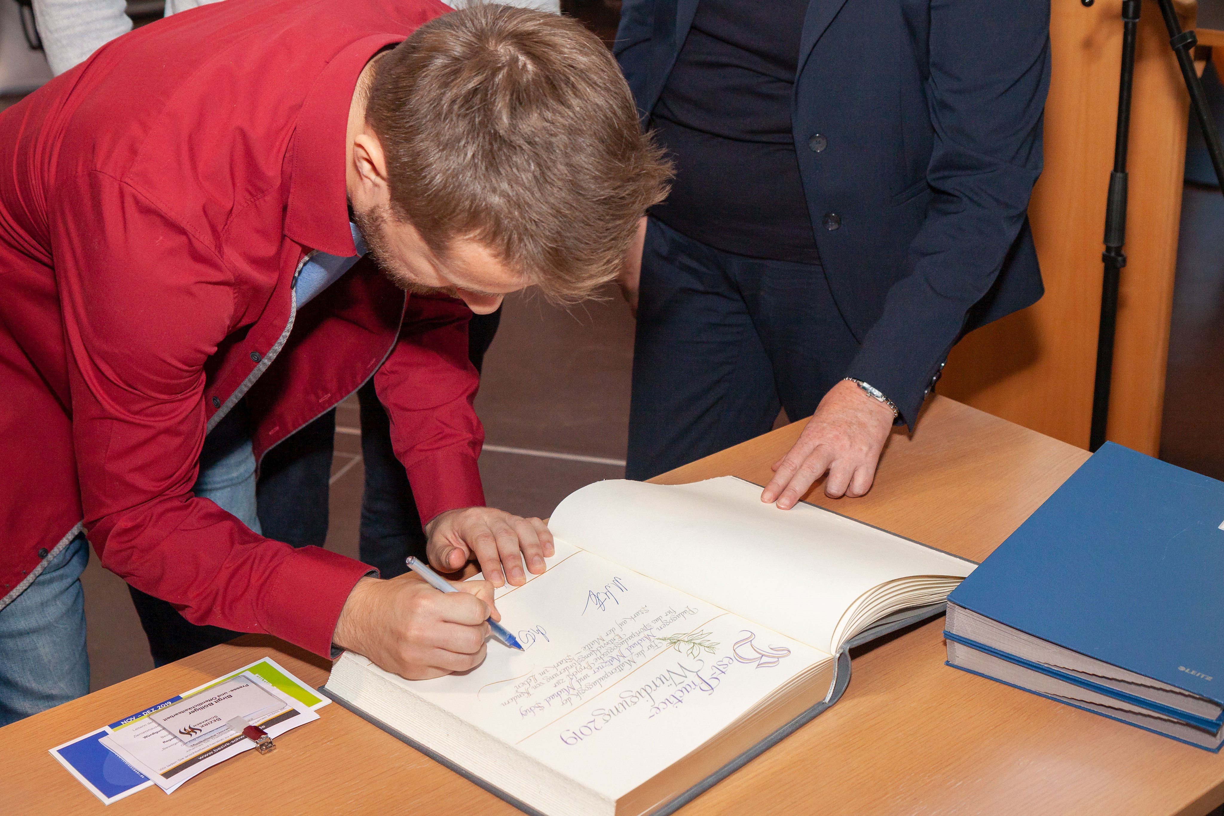 Die Preisträger trugen sich ins Buch der Begegnung ein.