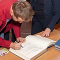 Die Preisträger trugen sich ins "Buch der Begegnung" ein.