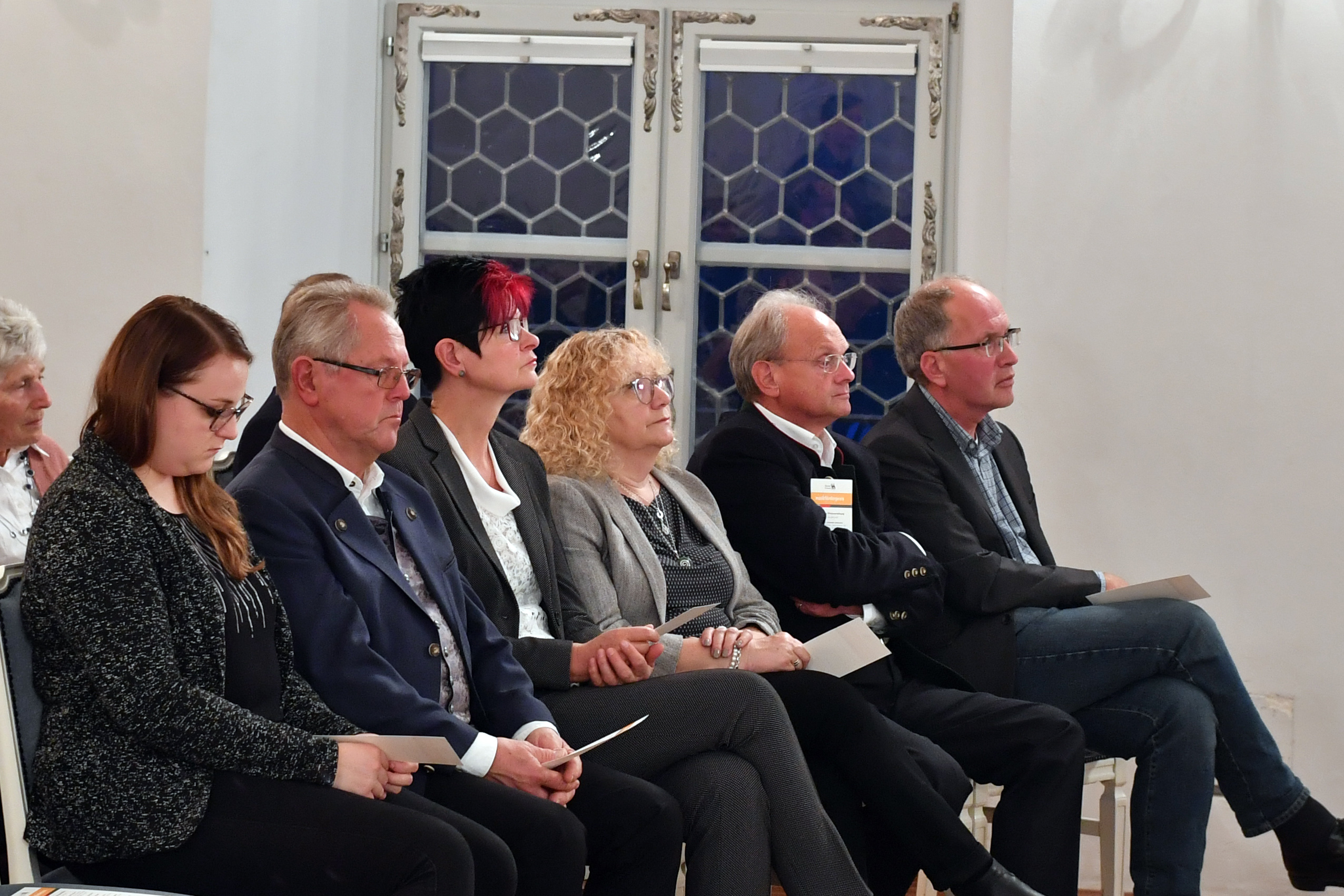 2. von links: Bezirksrat Herbert Pressl, rechts daneben Bezirksrätin Petra Beer, Bezirksrätin Johanna Hofbauer, Bezirksrat Alfons Weber und Bezirksrat Xaver Deniffel.