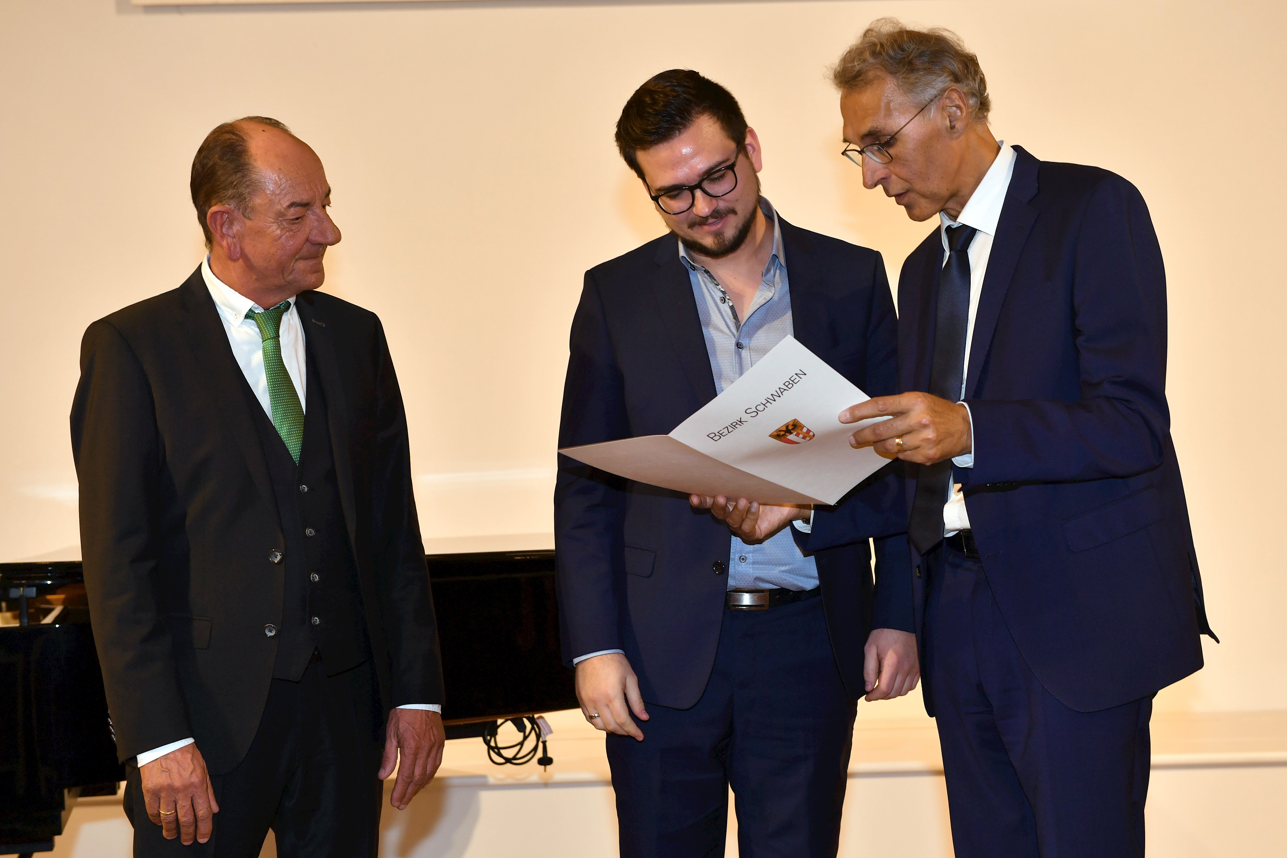 von links: Jurysprecher Karl Zepnik, Bariton Johannes Kammler und stv. Bezirkstagspräsident Johann Fleschhut.