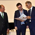 stv. Bezirkstagspräsident Johann Fleschhut (rechts) bei der Urkundenübergabe an Johannes Kammler (Mitte).